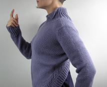 asymertyczny sweter z golfem i warkoczami