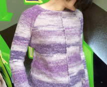 asymetryczny sweter z raglanem