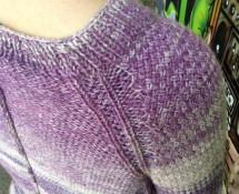 asymetryczny sweter z raglanem